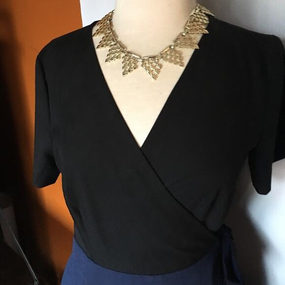 Mod gold-tone geometric cut-out triangles choker necklace - Picture 3 of 14